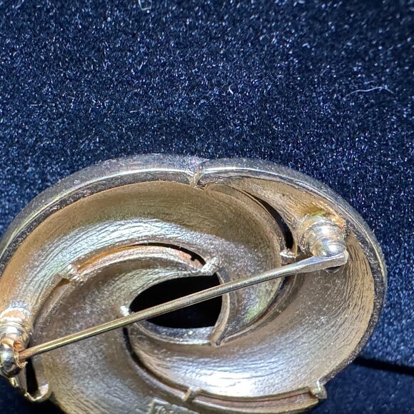 2 vtg Trifari Broochs Pins gold tone brushed textured Elegant Evening  - JW1475 - Picture 11 of 14